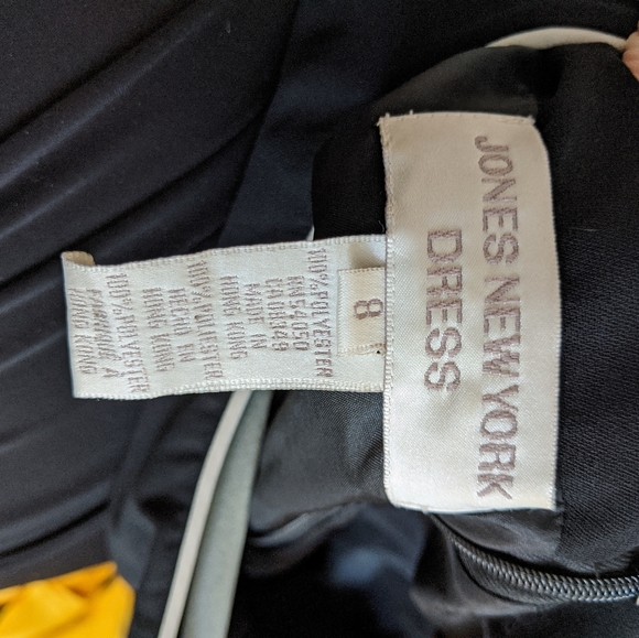 Little black dress with white trim - Picture 2 of 3